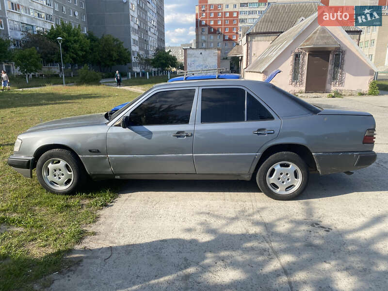 Седан Mercedes-Benz E-Class 1988 в Вараші