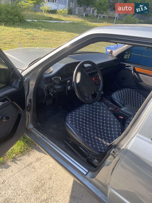 Седан Mercedes-Benz E-Class 1988 в Вараші