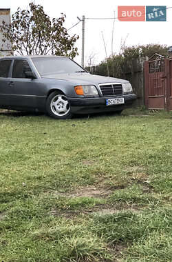 Седан Mercedes-Benz E-Class 1988 в Вараше