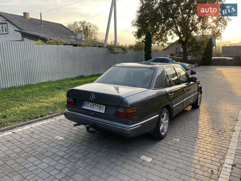 Седан Mercedes-Benz E-Class 1988 в Черновцах