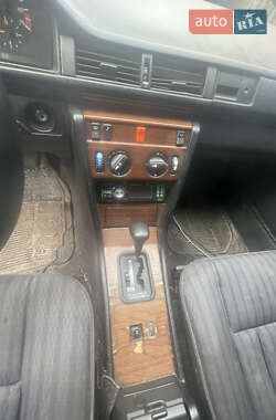 Седан Mercedes-Benz E-Class 1990 в 