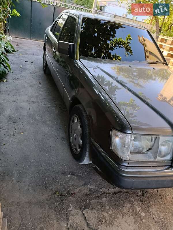 Седан Mercedes-Benz E-Class 1991 в Днепре