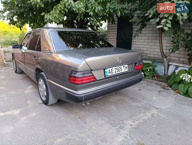 Седан Mercedes-Benz E-Class 1991 в Днепре