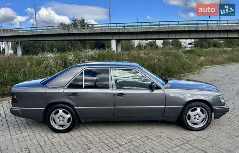 Седан Mercedes-Benz E-Class 1990 в 