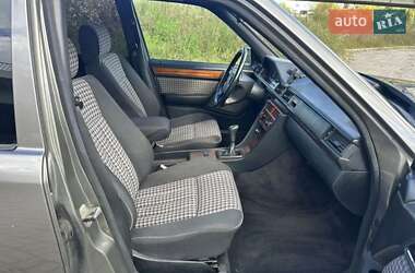 Седан Mercedes-Benz E-Class 1990 в 