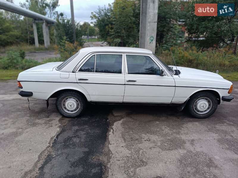 Седан Mercedes-Benz E-Class 1982 в Львові