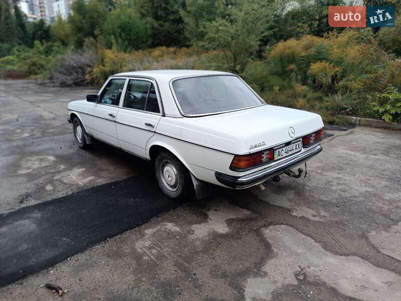 Седан Mercedes-Benz E-Class 1982 в Львові