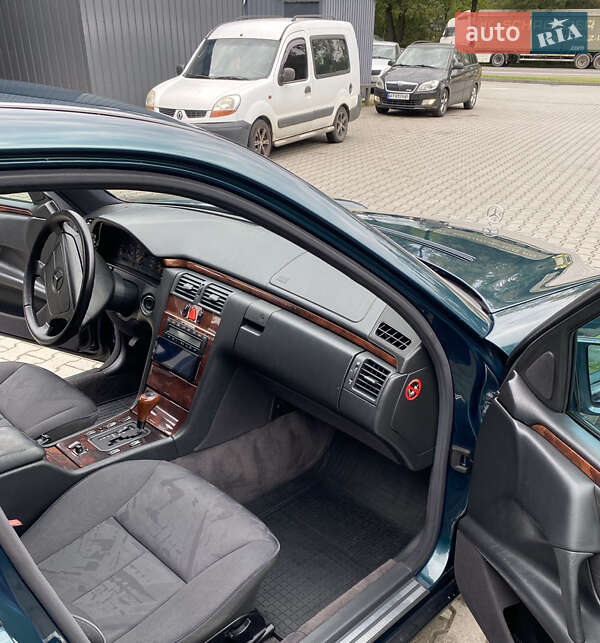Седан Mercedes-Benz E-Class 1999 в Калуші