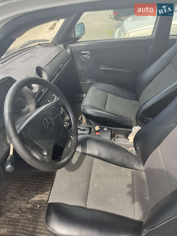 Седан Mercedes-Benz E-Class 1982 в Городенці