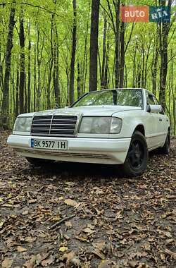 Седан Mercedes-Benz E-Class 1988 в Остроге