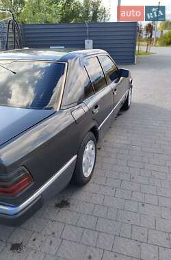 Седан Mercedes-Benz E-Class 1992 в 