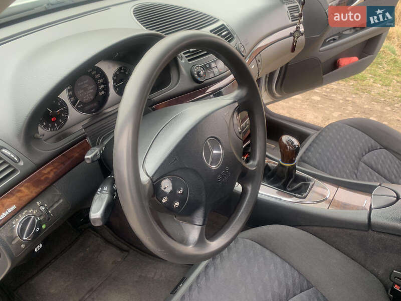 Седан Mercedes-Benz E-Class 2003 в Вижнице