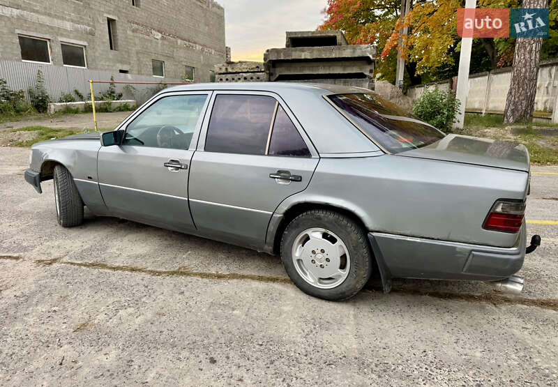 Седан Mercedes-Benz E-Class 1992 в Новояворовске