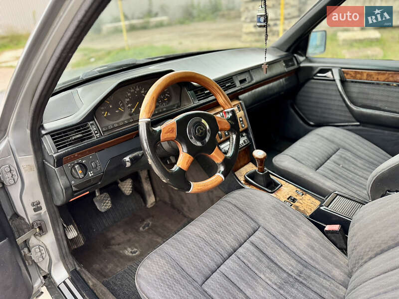 Седан Mercedes-Benz E-Class 1992 в Новояворовске