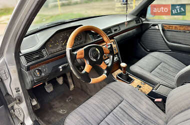Седан Mercedes-Benz E-Class 1992 в 