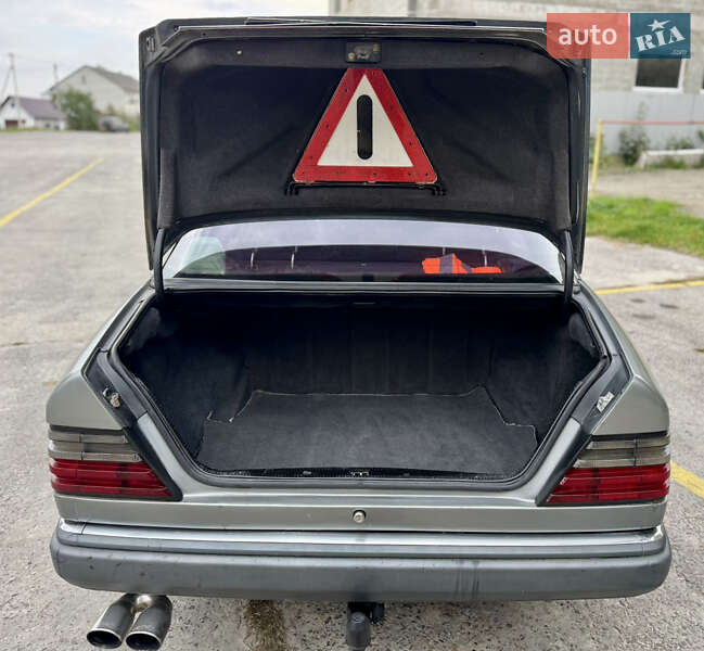 Седан Mercedes-Benz E-Class 1992 в Новояворовске