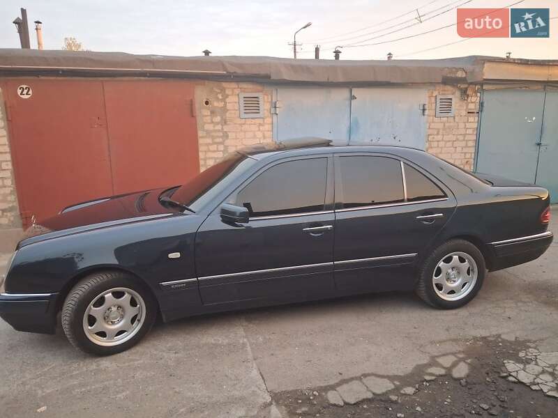 Седан Mercedes-Benz E-Class 1996 в Кривом Роге
