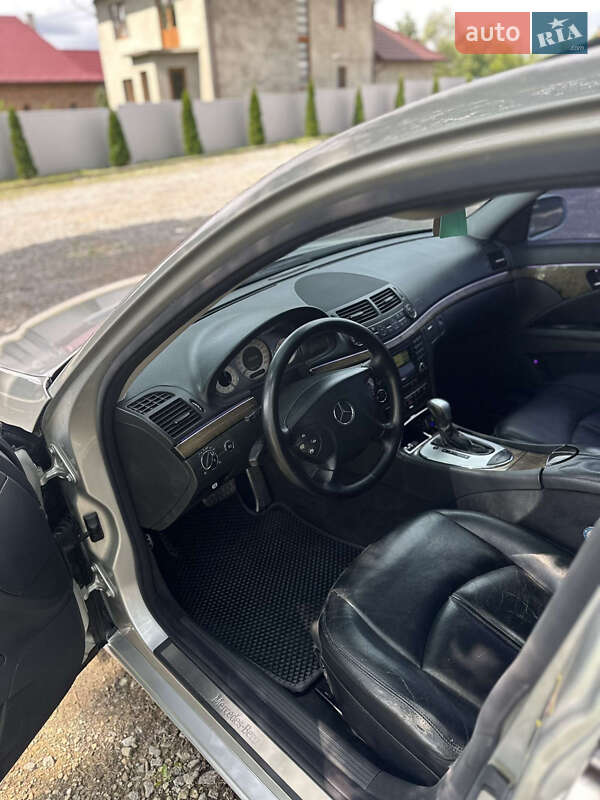 Седан Mercedes-Benz E-Class 2004 в Чудее