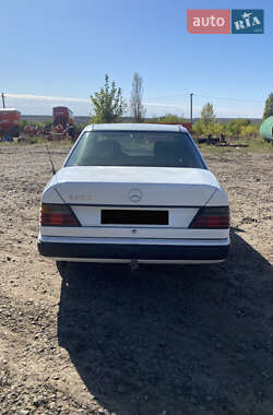 Седан Mercedes-Benz E-Class 1992 в 