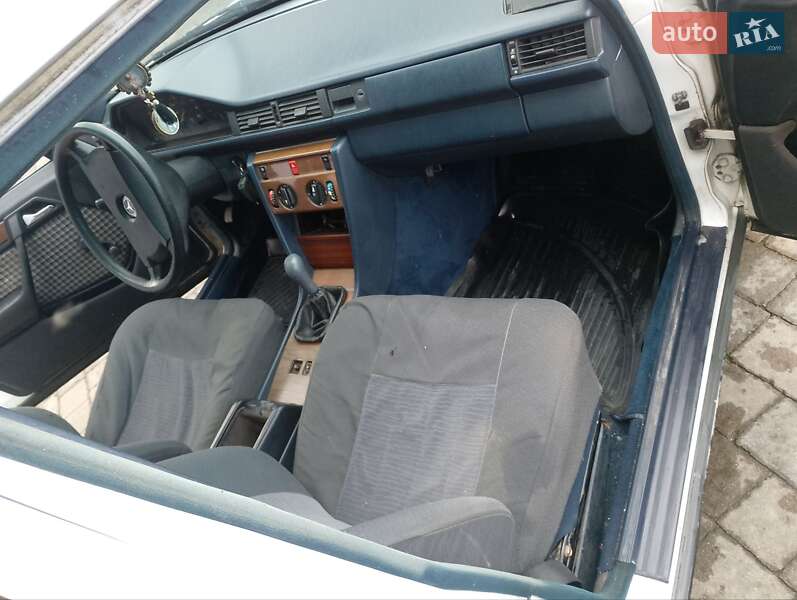Седан Mercedes-Benz E-Class 1989 в Надворной