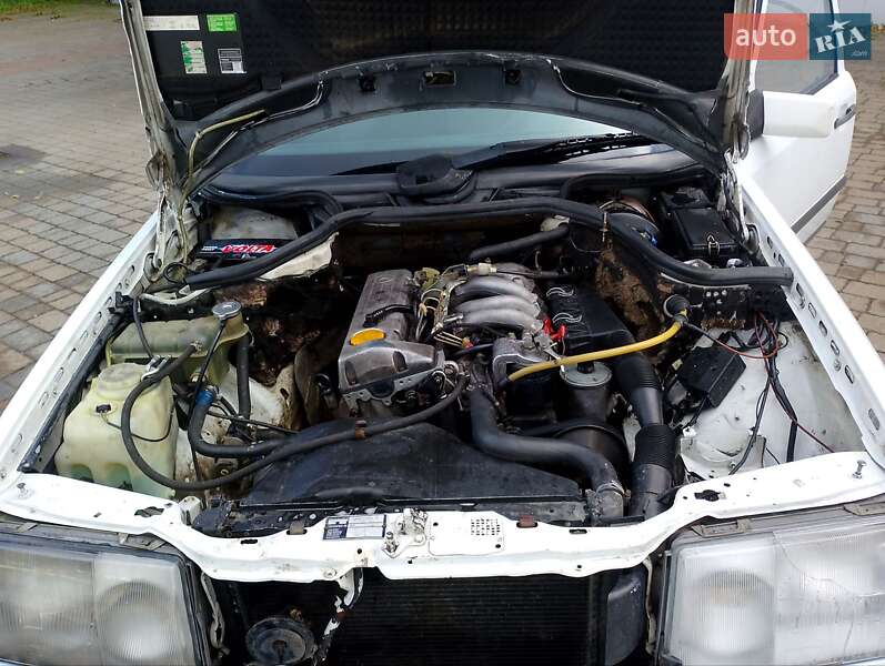 Седан Mercedes-Benz E-Class 1989 в Надворной