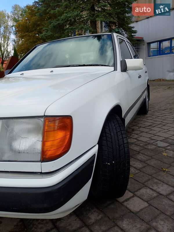 Седан Mercedes-Benz E-Class 1989 в Надворной