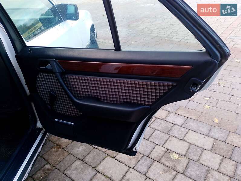 Седан Mercedes-Benz E-Class 1989 в Надворной