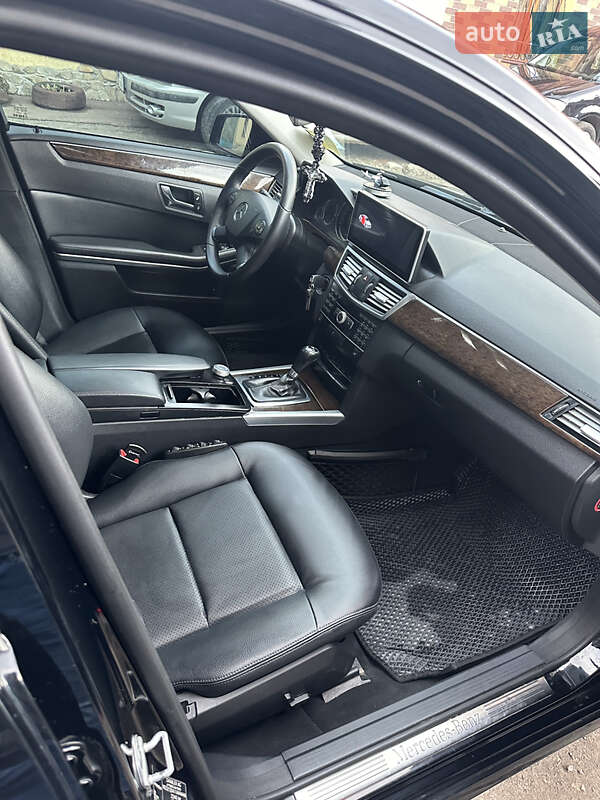 Седан Mercedes-Benz E-Class 2011 в Львове