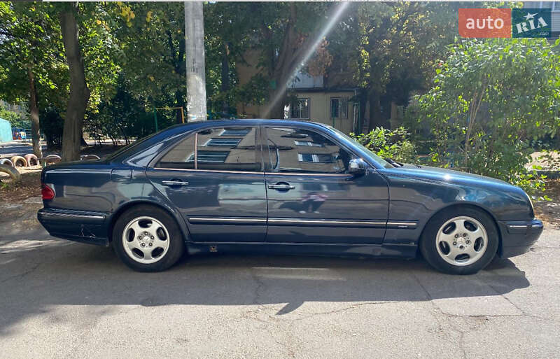 Седан Mercedes-Benz E-Class 2000 в 
