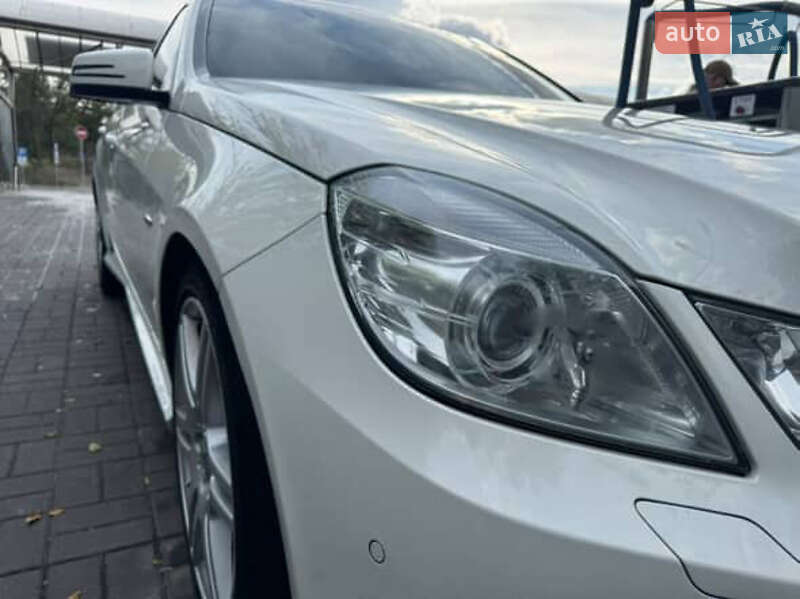 Седан Mercedes-Benz E-Class 2011 в Днепре