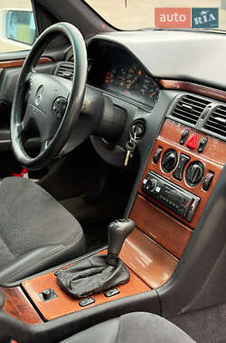 Седан Mercedes-Benz E-Class 1995 в  фото 9 Седан Mercedes-Benz E-Class 1995 в