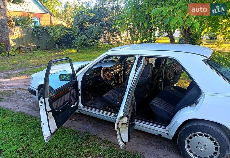 Седан Mercedes-Benz E-Class 1990 в Валках