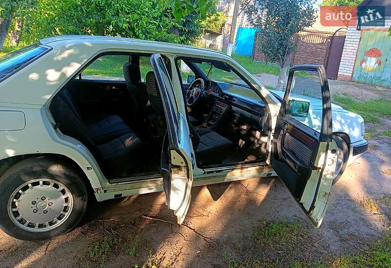 Седан Mercedes-Benz E-Class 1990 в Валках