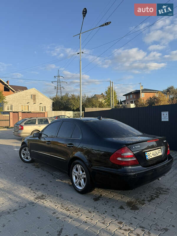 Седан Mercedes-Benz E-Class 2004 в Жовкве