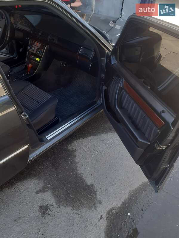 Седан Mercedes-Benz E-Class 1991 в Днепре