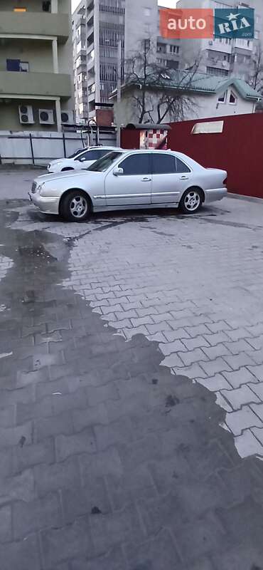 Седан Mercedes-Benz E-Class 2001 в Львові