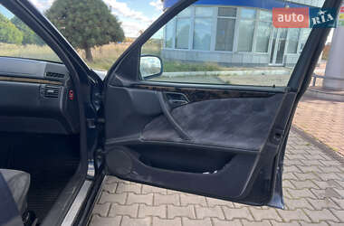 Седан Mercedes-Benz E-Class 2001 в 