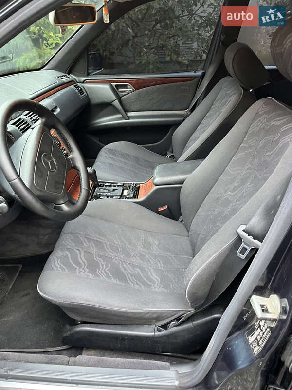 Седан Mercedes-Benz E-Class 1998 в Киеве