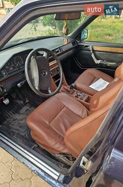 Седан Mercedes-Benz E-Class 1991 в  фото 4 Седан Mercedes-Benz E-Class 1991 в