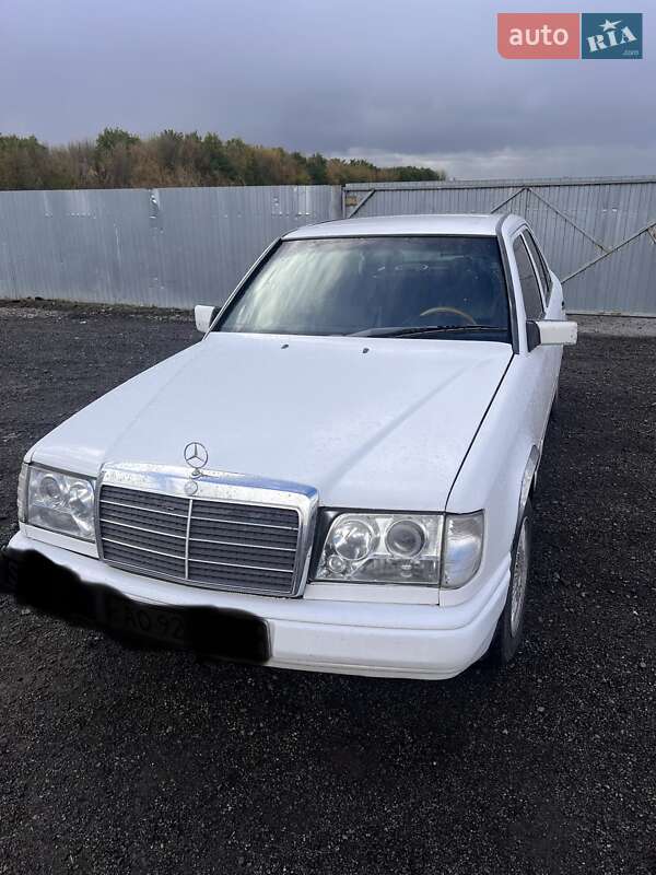 Седан Mercedes-Benz E-Class 1985 в  фото Седан Mercedes-Benz E-Class 1985 в