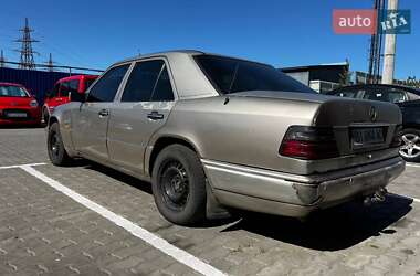 Седан Mercedes-Benz E-Class 1986 в  фото 5 Седан Mercedes-Benz E-Class 1986 в