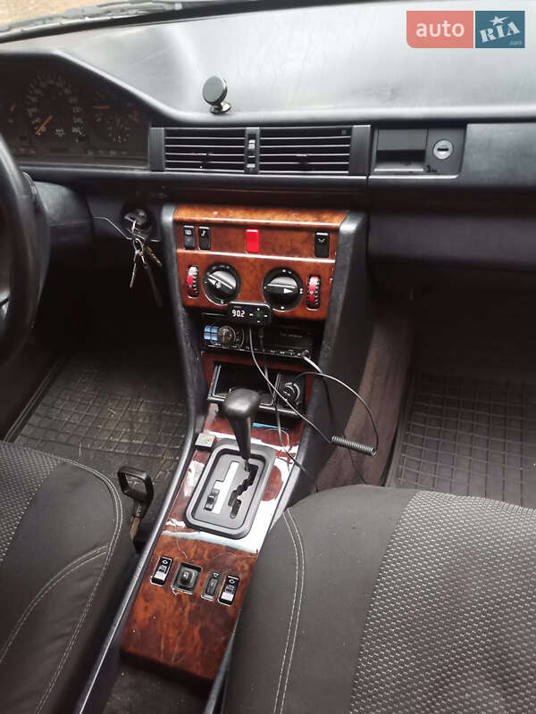 Седан Mercedes-Benz E-Class 1992 в Києві