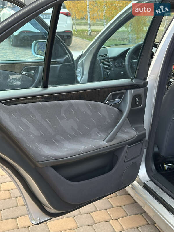 Седан Mercedes-Benz E-Class 2000 в Сторожинце