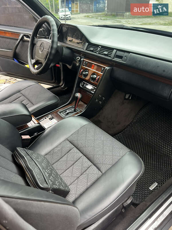 Седан Mercedes-Benz E-Class 1990 в Днепре