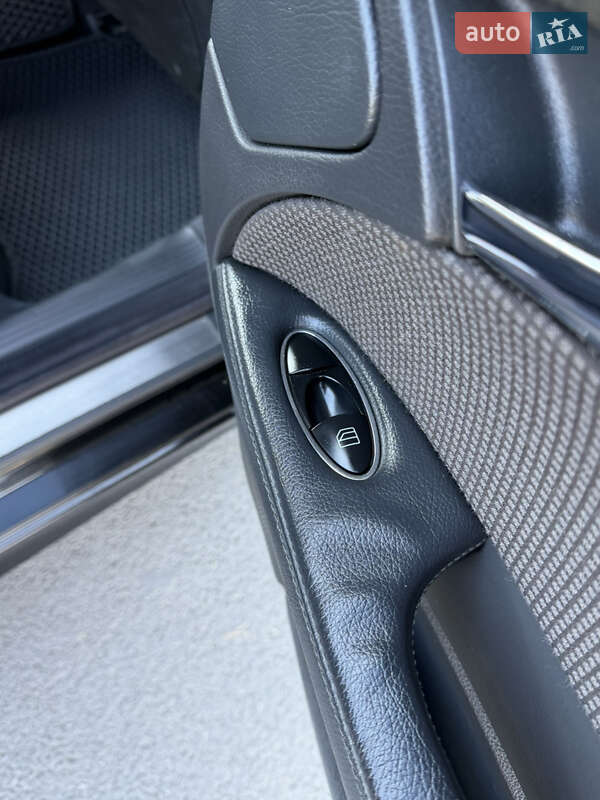Седан Mercedes-Benz E-Class 2004 в Дніпрі