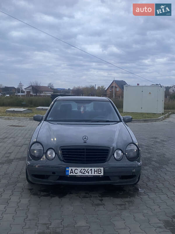 Седан Mercedes-Benz E-Class 2001 в Киверцах