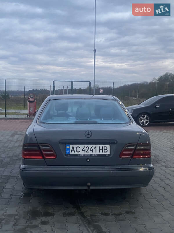 Седан Mercedes-Benz E-Class 2001 в Киверцах