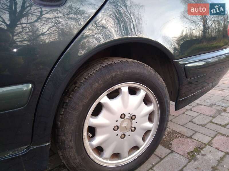 Седан Mercedes-Benz E-Class 2000 в Коростене