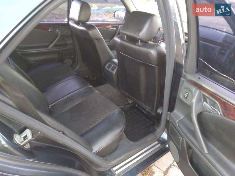 Седан Mercedes-Benz E-Class 2000 в Коростене