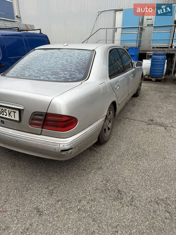 Седан Mercedes-Benz E-Class 2001 в Киеве